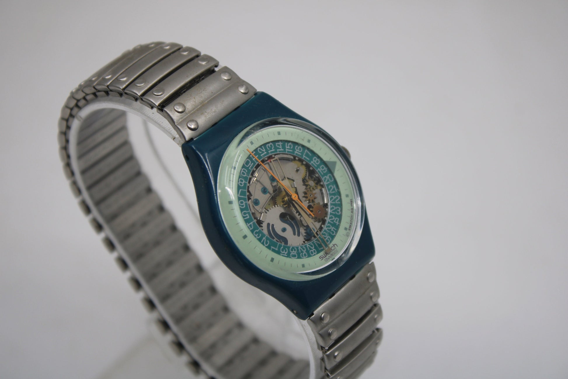 1992 Vintage Gents Swatch 'Steel Lite' GG403/404, it is in a nice, used condition, working 100% with the original strap