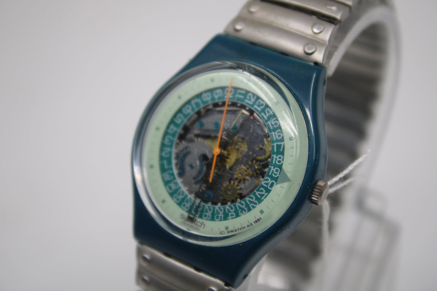 1992 Vintage Gents Swatch 'Steel Lite' GG403/404, it is in a nice, used condition, working 100% with the original strap