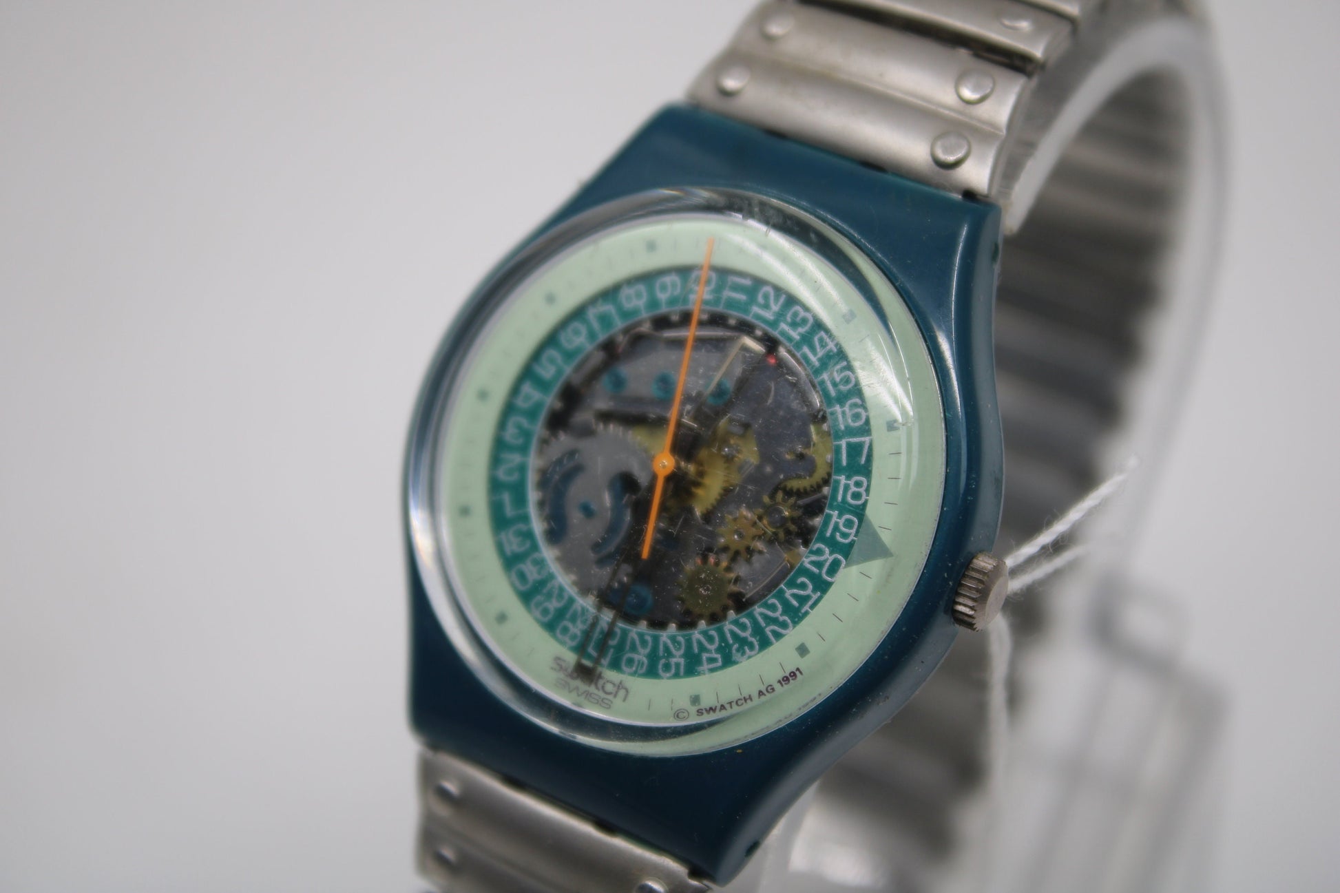 1992 Vintage Gents Swatch 'Steel Lite' GG403/404, it is in a nice, used condition, working 100% with the original strap