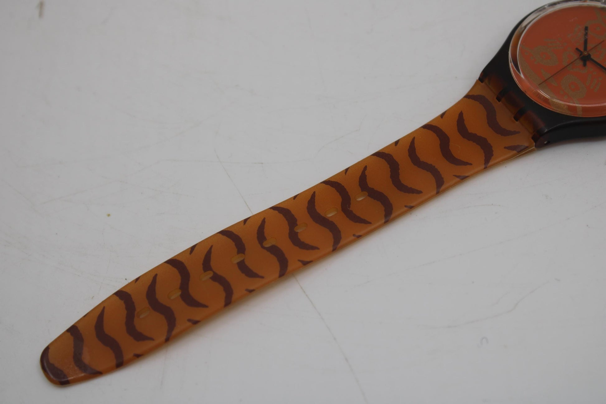 1993 Vintage Gents Swatch 'Skin Print' GF103, NEW Old STOCK, working 100% with CRACKED strap